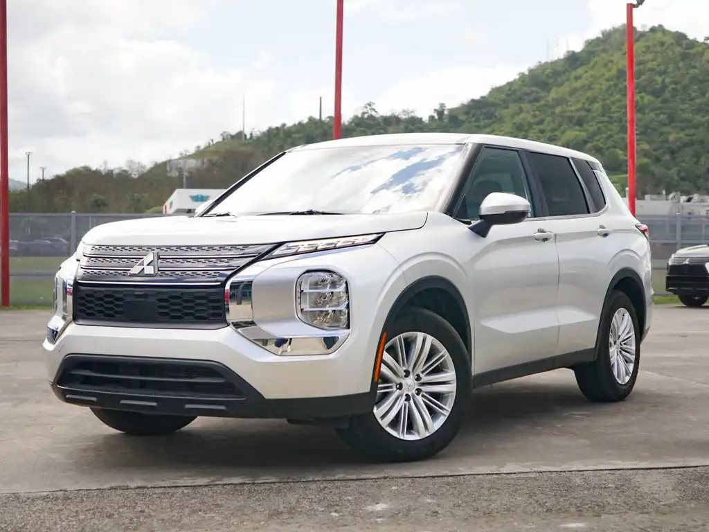 2025 Mitsubishi Outlander ES 2WD's photo