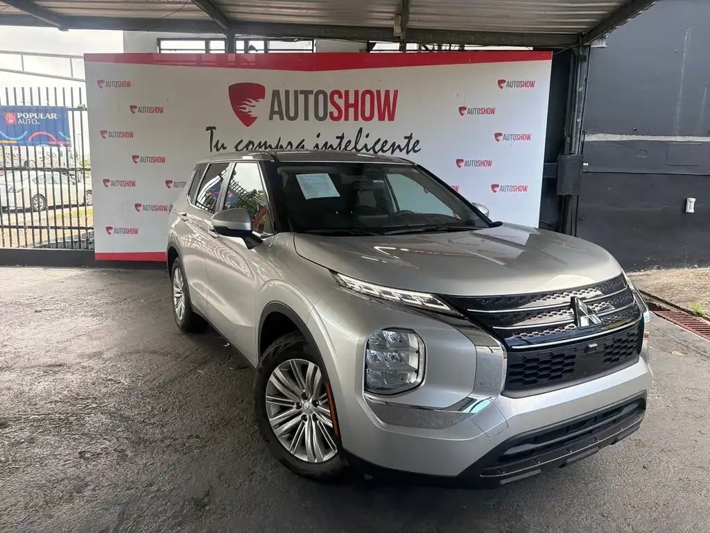 2024 Mitsubishi Outlander ES 2WD's photo