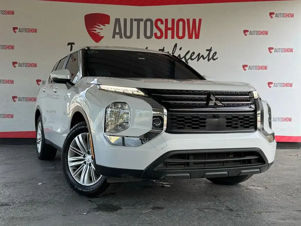 2023 Mitsubishi Outlander ES 2WD's photo