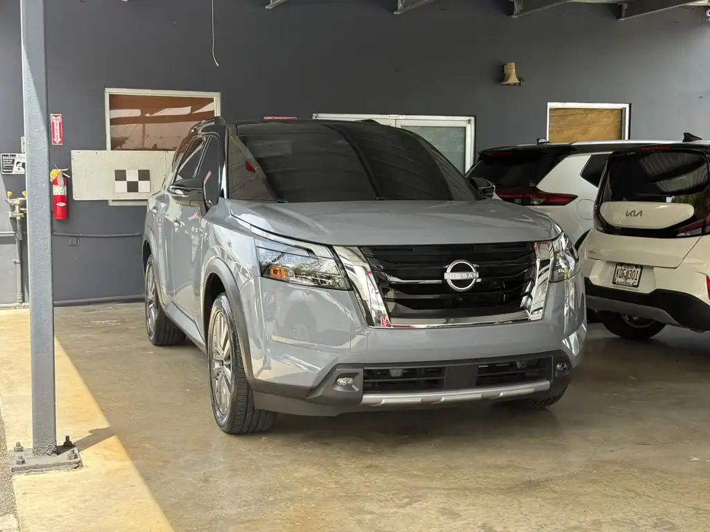 2025 Nissan Pathfinder SL 2WD's photo