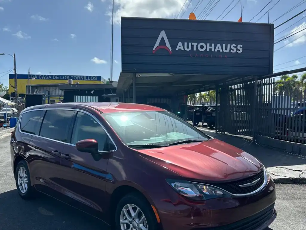 2019 Chrysler Pacifica LX's photo