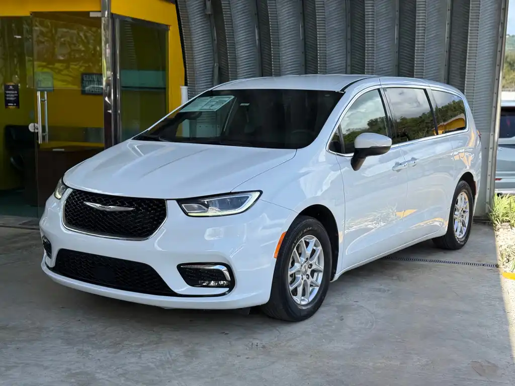 2023 Chrysler Pacifica Touring's photo