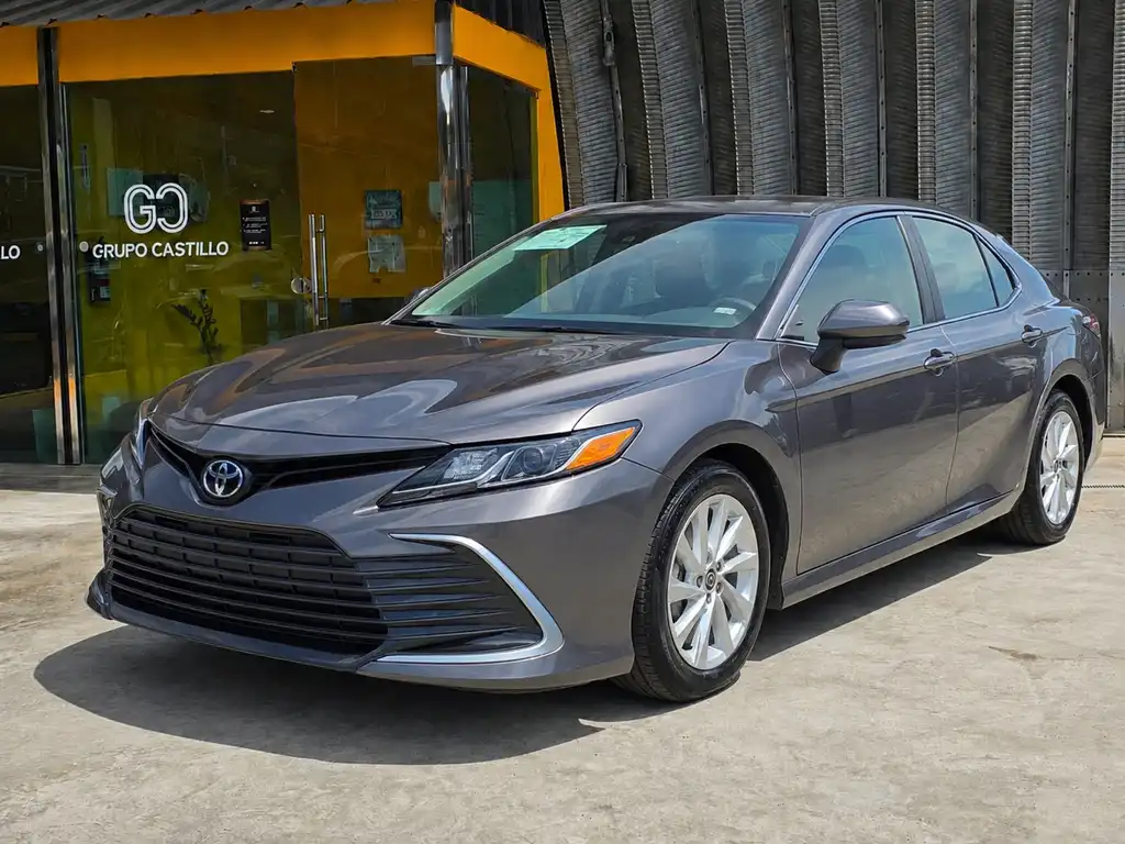 2023 Toyota Camry LE's photo