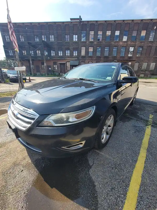 2010 Ford Taurus SEL FWD's photo