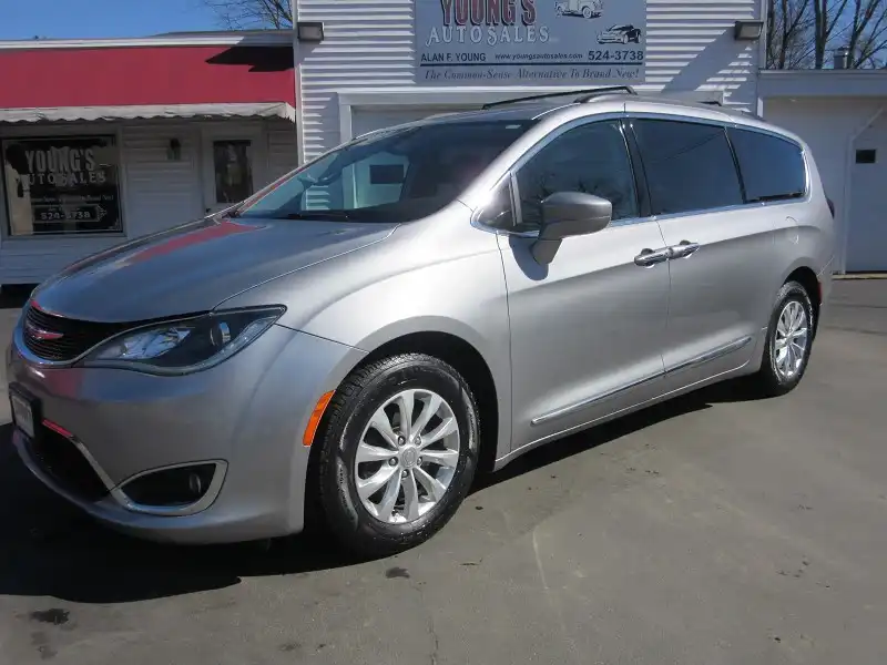 2017 Chrysler Pacifica Touring-L's photo