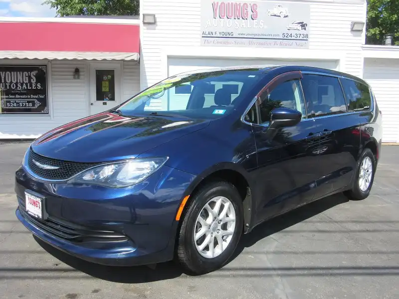 2017 Chrysler Pacifica Touring's photo