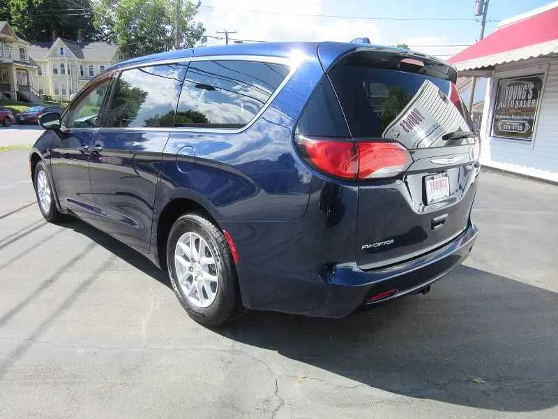 2017 Chrysler Pacifica Touring photo 3