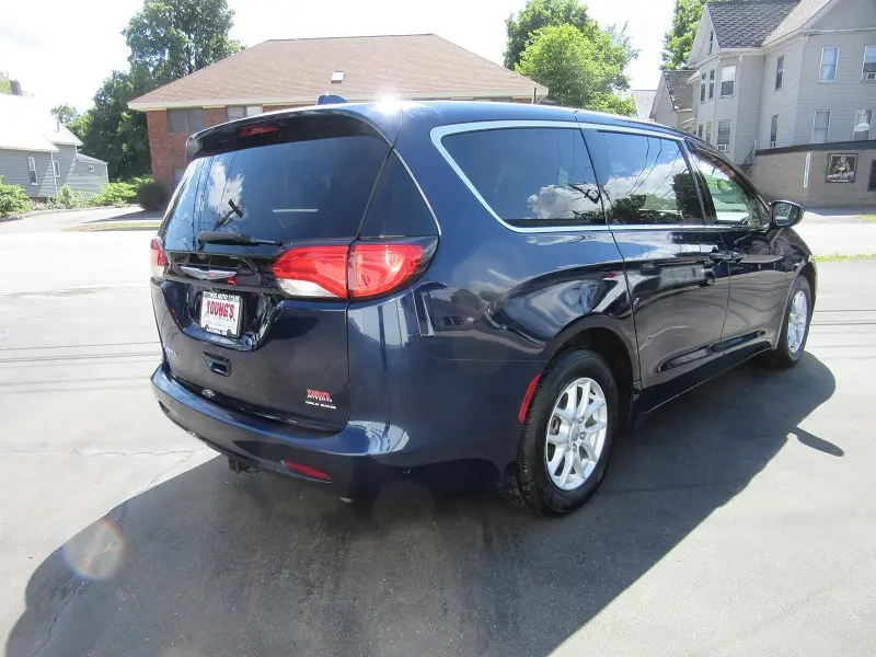 2017 Chrysler Pacifica Touring photo 4
