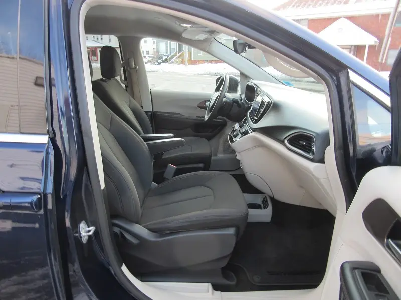 2017 Chrysler Pacifica Touring photo 5
