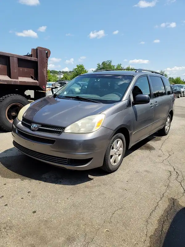 2005 Toyota Sienna LE 7-Passenger's photo