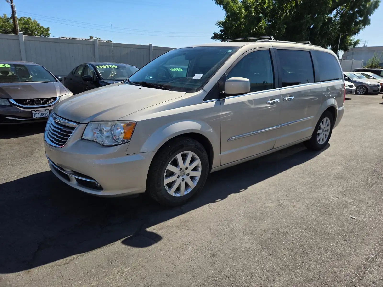 2014 Chrysler Town & Country Touring's photo