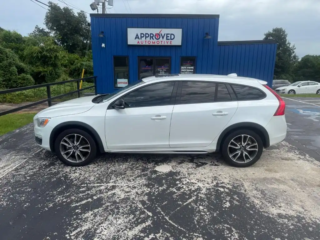 2016 Volvo V60 T5 Cross Country AWD Platinum's photo