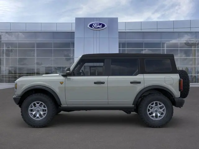 2024 Ford Bronco Badlands 4WD photo 3