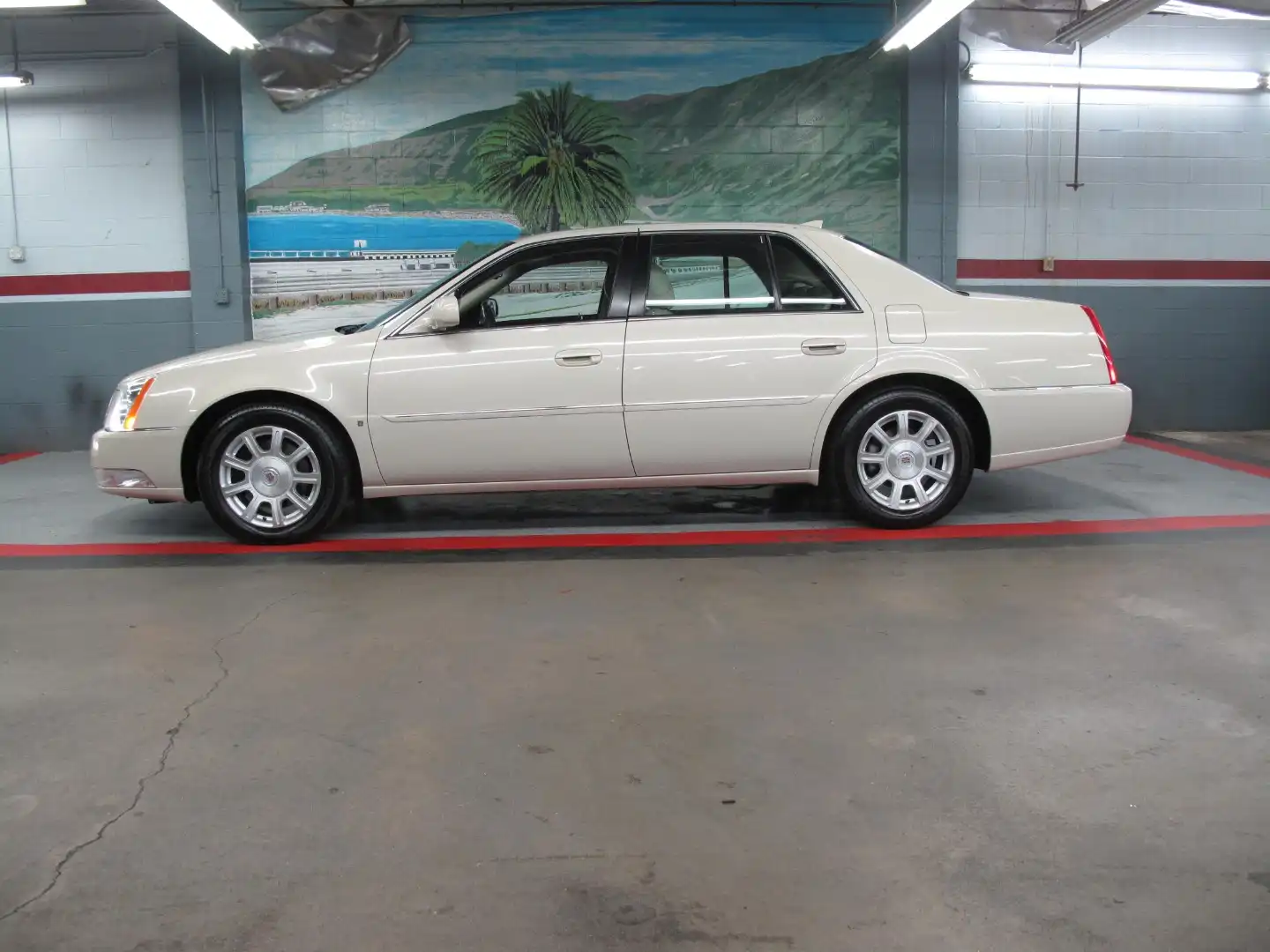 2010 Cadillac DTS Standard's photo