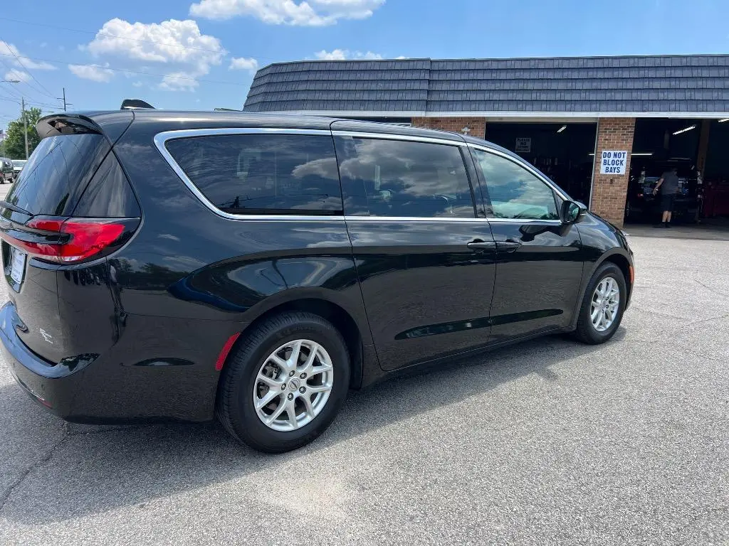 2023 Chrysler Pacifica Touring photo 5