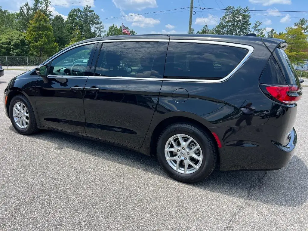 2023 Chrysler Pacifica Touring photo 3