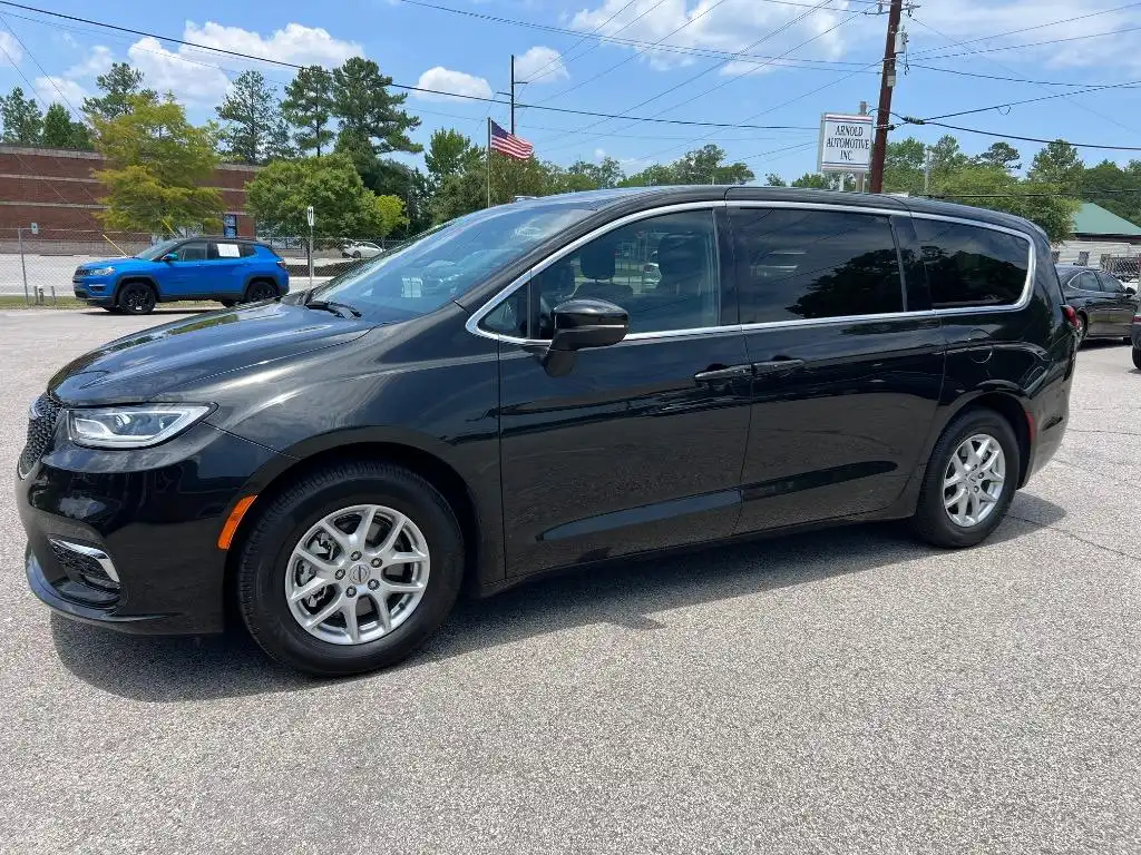 2023 Chrysler Pacifica Touring's photo