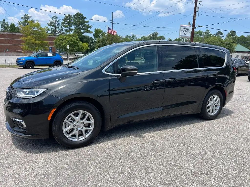 2023 Chrysler Pacifica Touring photo 1