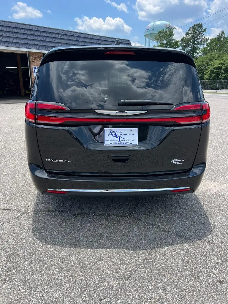 2023 Chrysler Pacifica Touring photo 4