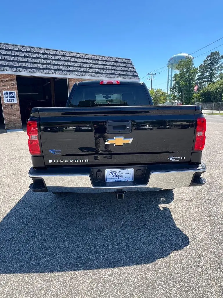 2017 Chevrolet Silverado 1500 LT Crew Cab Short Box photo 4