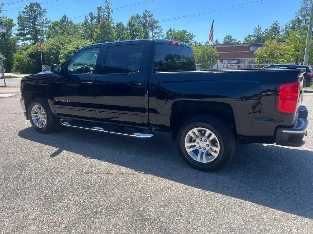 2017 Chevrolet Silverado 1500 LT Crew Cab Short Box photo 3