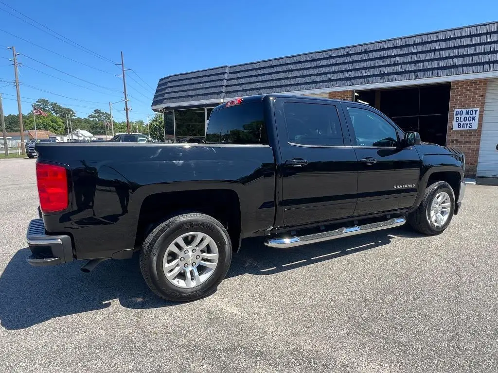 2017 Chevrolet Silverado 1500 LT Crew Cab Short Box photo 5