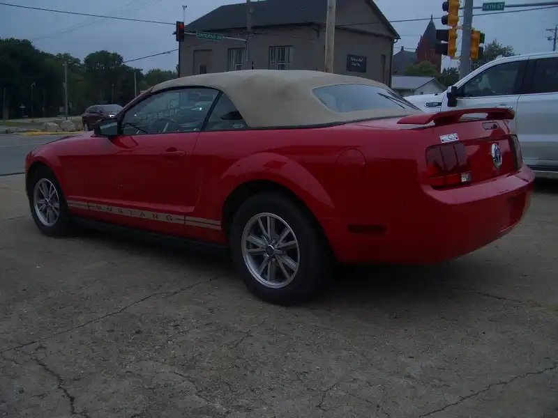 2005 Ford Mustang V6 Premium's photo