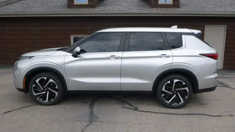 2022 Mitsubishi Outlander ES S-AWC's photo