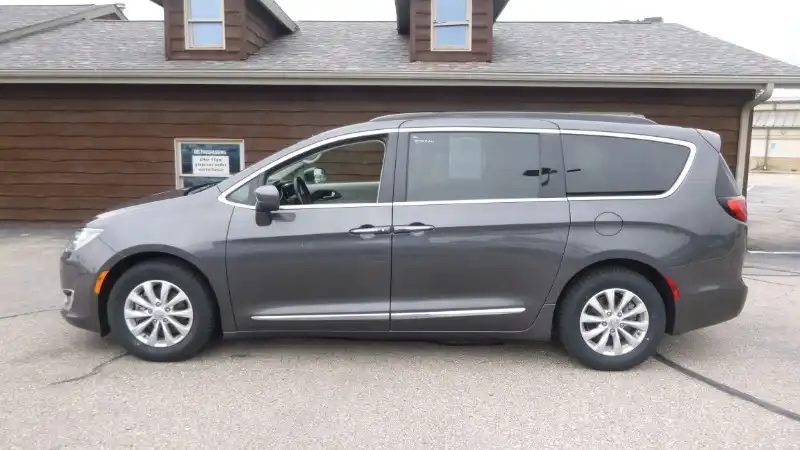 2017 Chrysler Pacifica Touring-L's photo