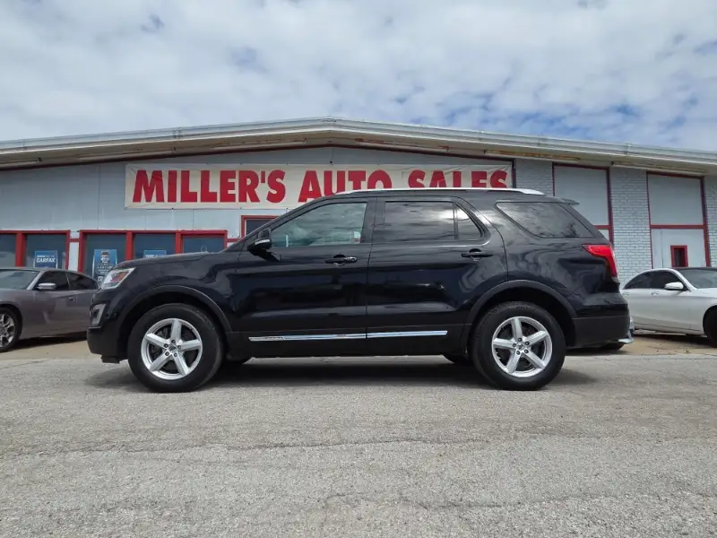 2017 Ford Explorer XLT 4WD photo 1
