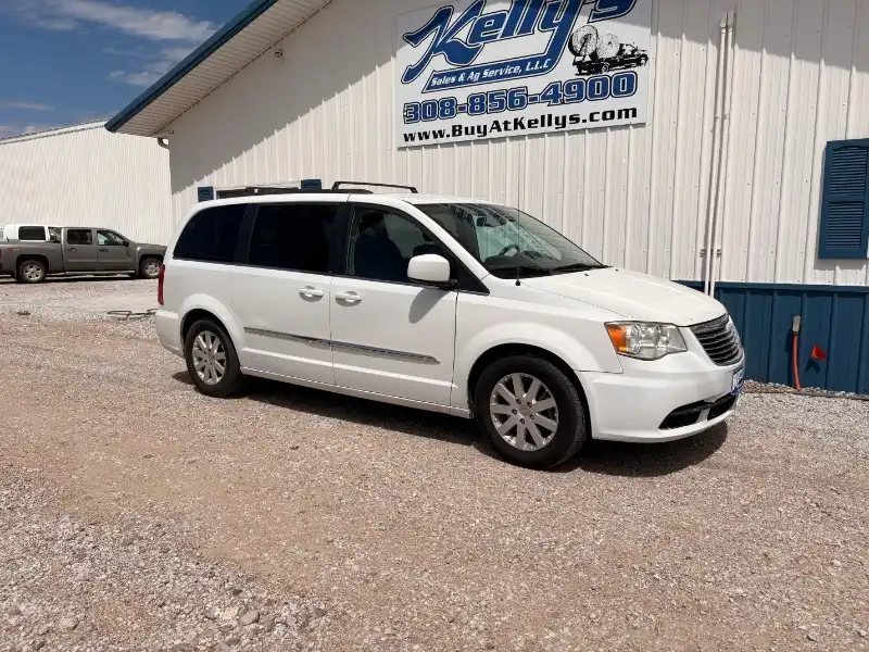 2014 Chrysler Town & Country Touring's photo