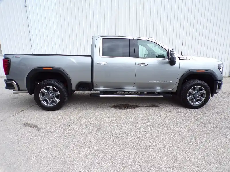 2026 GMC Sierra 4WD Crew Cab Standard Box SLT's photo