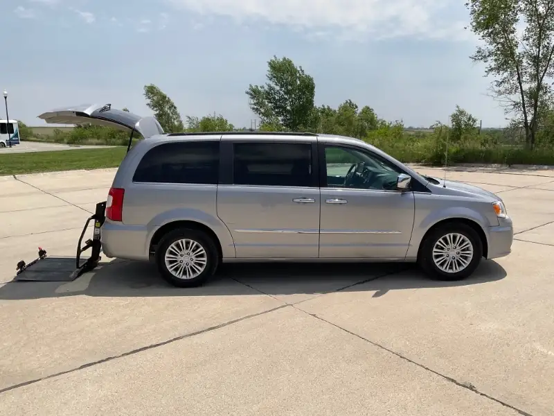 2015 Chrysler Town & Country Touring-L's photo