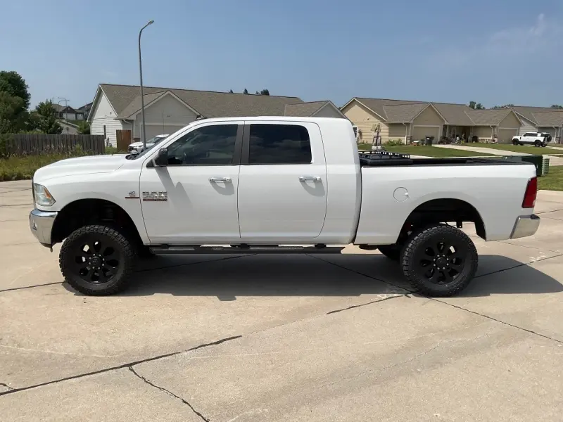 2015 RAM 2500 SLT 4X4 Mega Cab photo 4
