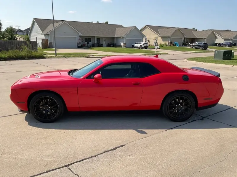 2017 Dodge Challenger SXT Plus photo 4