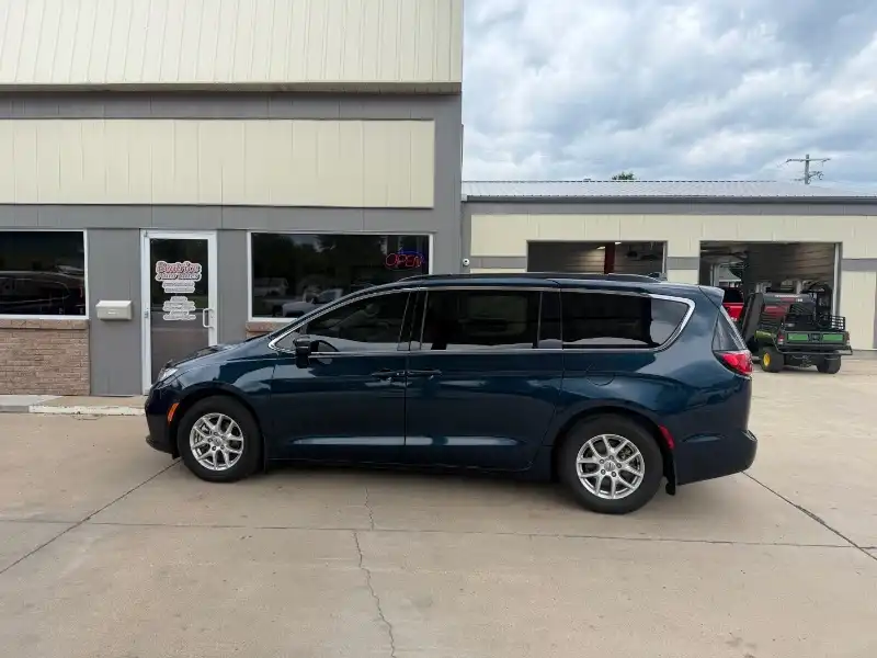 2022 Chrysler Pacifica Touring L's photo