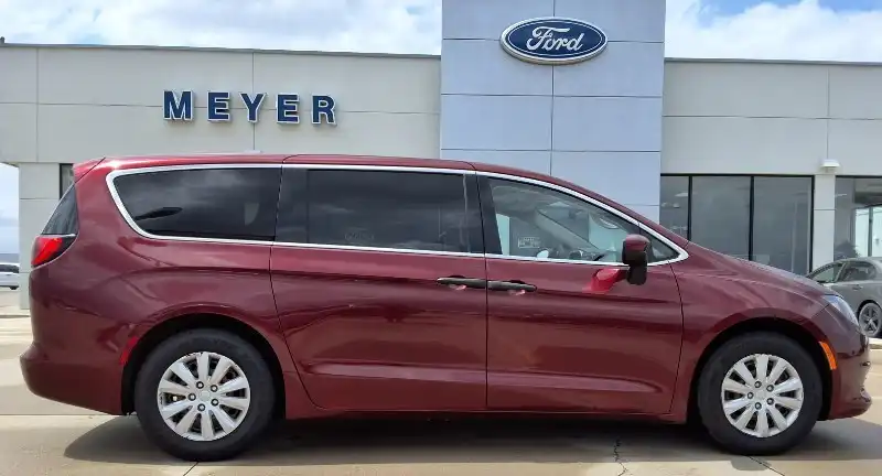 2020 Chrysler Voyager L's photo