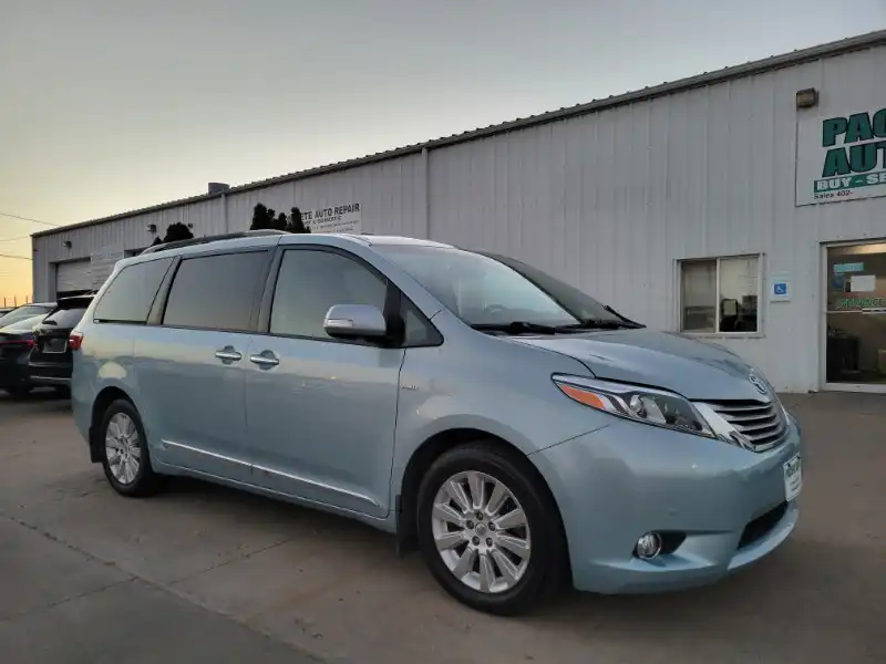 2016 Toyota Sienna Limited V6 AWD 7-Passenger's photo
