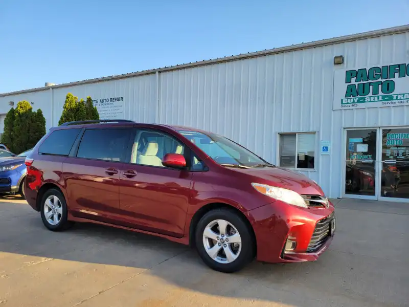 2018 Toyota Sienna LE V6 8-Passenger's photo