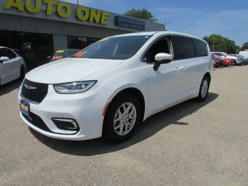 2023 Chrysler Pacifica Touring L's photo