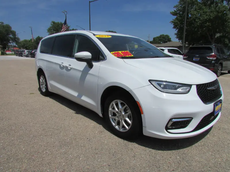 2023 Chrysler Pacifica Touring L photo 3