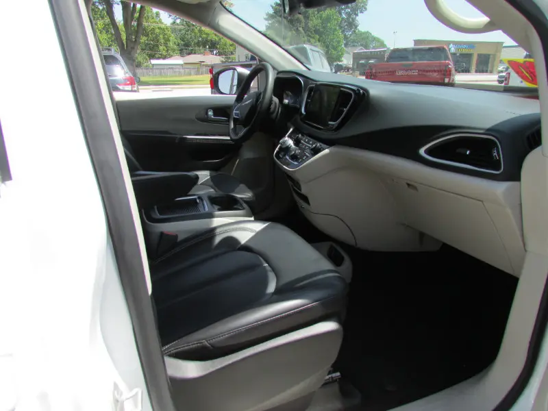 2023 Chrysler Pacifica Touring L photo 4