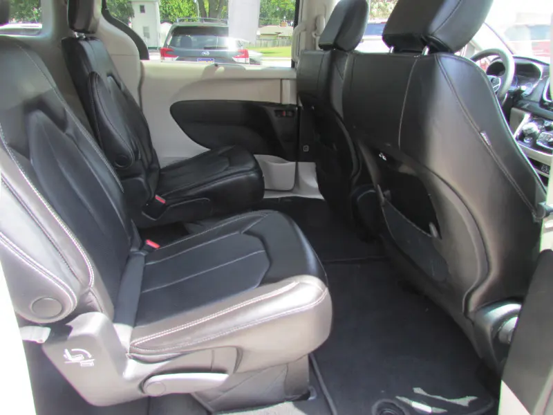 2023 Chrysler Pacifica Touring L photo 5