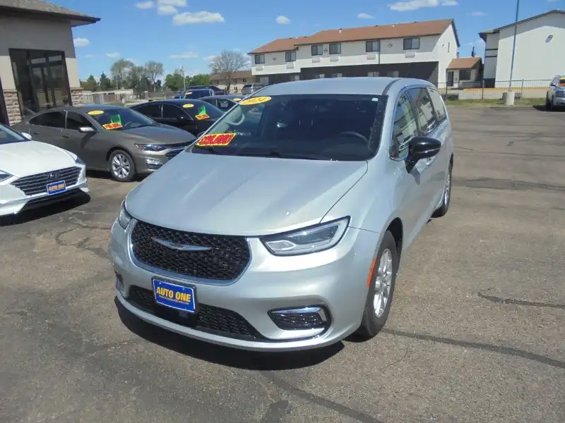 2024 Chrysler Pacifica Touring L's photo