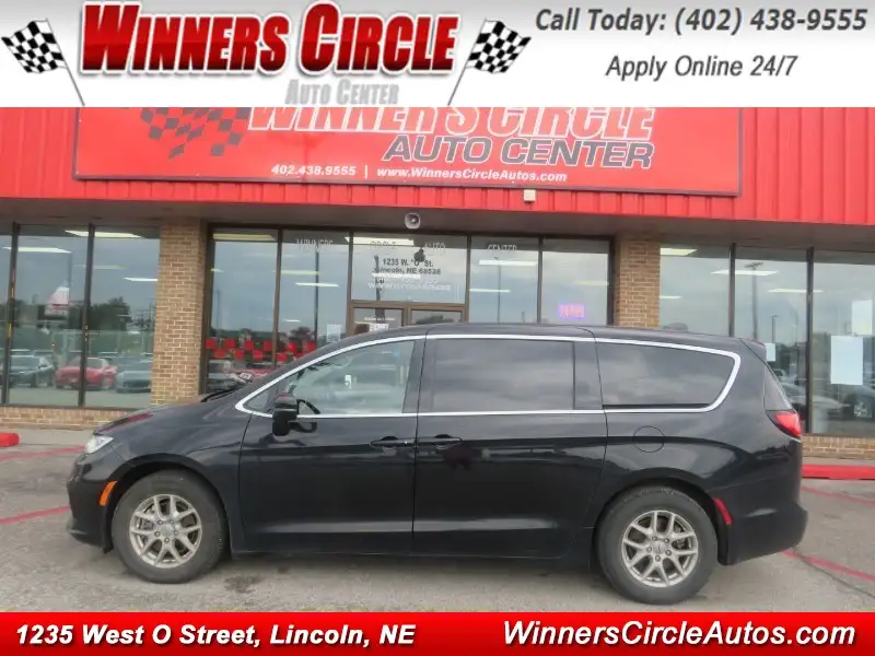 2024 Chrysler Pacifica Touring L's photo
