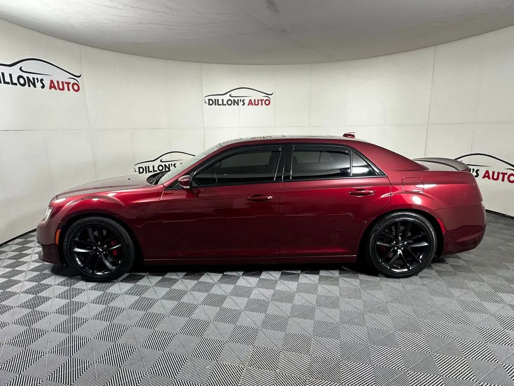 2023 Chrysler 300 C photo 3