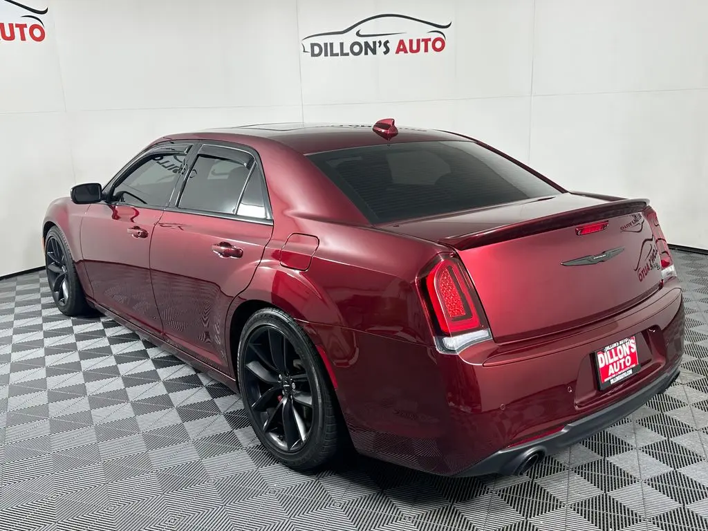2023 Chrysler 300 C photo 4