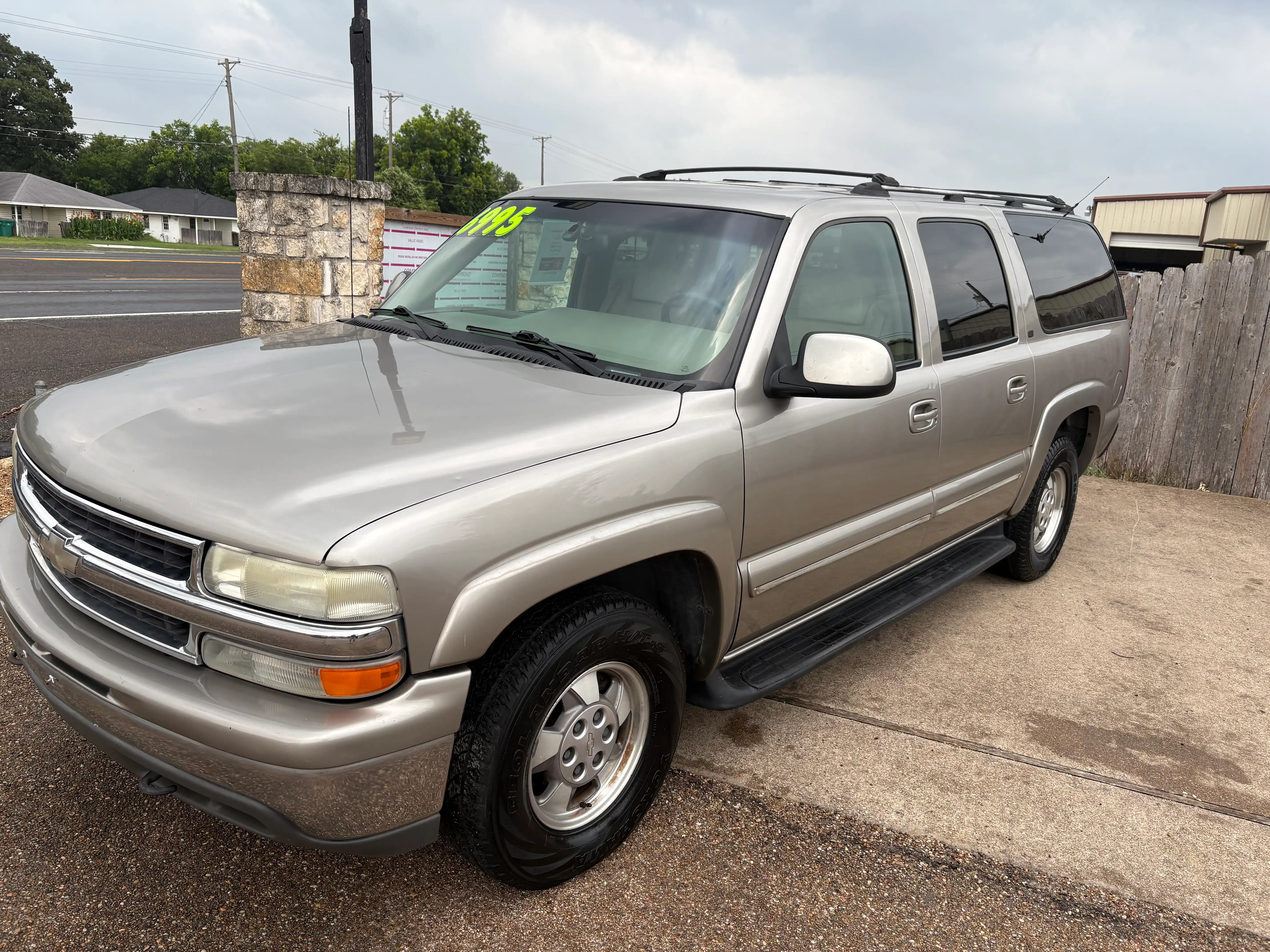 2001 Chevrolet Suburban 2WD 1500 Series's photo