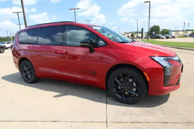 2027 Chrysler Pacifica Select AWD photo 3