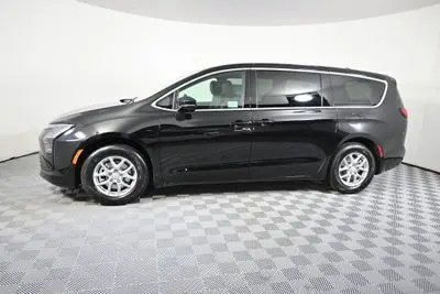 2027 Chrysler Pacifica Select photo 2